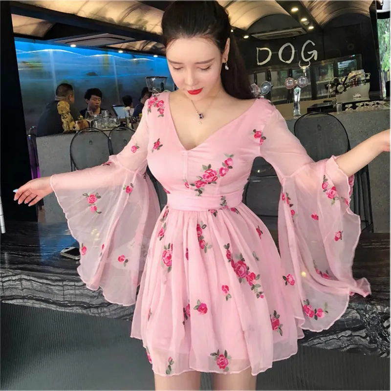 2019 New Summer Vintage Bandage Flowers Embroidery Dress Women Pink Long Flare Sleeve V-Neck Dress Vintage Sexy Party Dresses
2019 New Summer Vintage Bandage Flowers Embroidery Dress Women Pink Long Flare Sleeve V-Neck Dress Vintage Sexy Party Dresses
