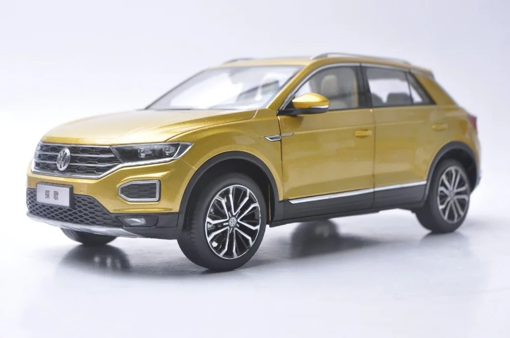 Модель литая под давлением в масштабе 1:18 для Volkswagen VW T-ROC 2018 Gold SUV, игрушечный автомобиль из сплава, миниатюрная коллекция, подарок, TROC T Roc
Модель литая под давлением в масштабе 1:18 для Volkswagen VW T-ROC 2018 Gold SUV, игрушечный автомобиль из сплава, миниатюрная коллекция, подарок, TROC T Roc