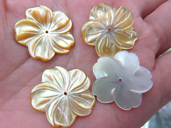 Top quality 50pcs 10 12 15mm Genuine MOP Shell ,Pearl Shell filigree florial flower Carved yellow white black mixed beads
Top quality 50pcs 10 12 15mm Genuine MOP Shell ,Pearl Shell filigree florial flower Carved yellow white black mixed beads