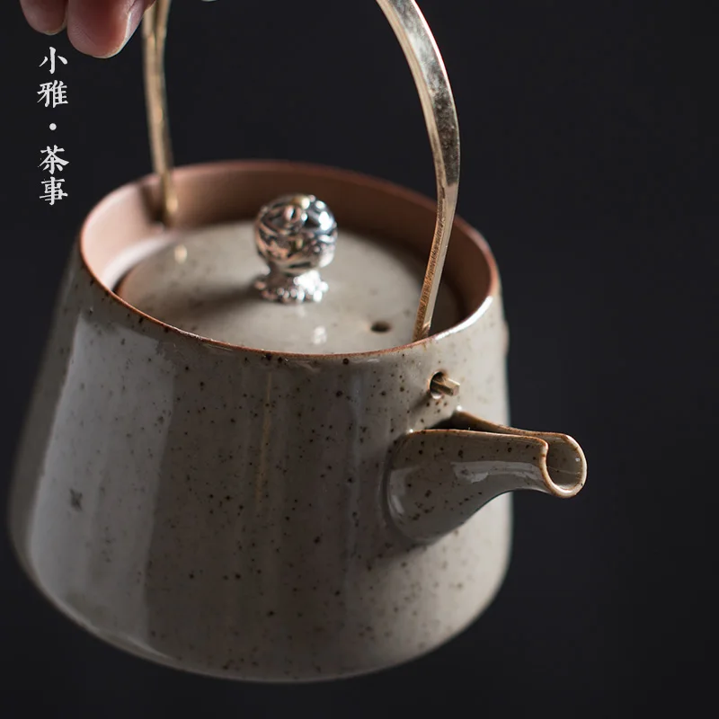 Blue-and-white jacquard pot imitates antique bronze handle pot to depict golden pottery and ceramics Characteristic Kung Fu Tea 
Blue-and-white jacquard pot imitates antique bronze handle pot to depict golden pottery and ceramics Characteristic Kung Fu Tea