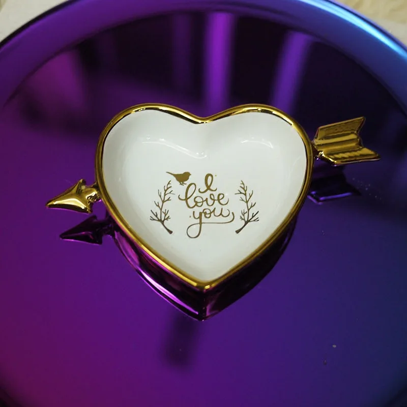 2pcs Nordic Gilded Cupid Arrows Ceramic Heart Shaped Storage Plate / Valentine's Day Jewelry Plate /Home Decoration
2pcs Nordic Gilded Cupid Arrows Ceramic Heart Shaped Storage Plate / Valentine's Day Jewelry Plate /Home Decoration
