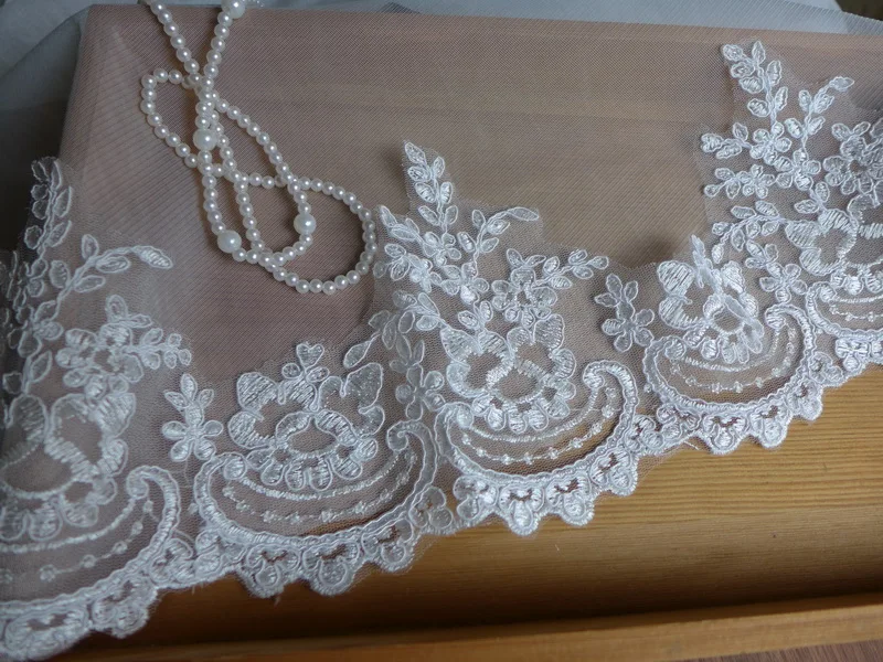 5 Yards Hot Sale Alencon Lace Trim With Cord In Ivory+Silver Thread For Bridal ,Garters,Sash,Headbands,Garments
5 Yards Hot Sale Alencon Lace Trim With Cord In Ivory+Silver Thread For Bridal ,Garters,Sash,Headbands,Garments