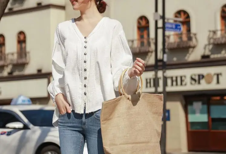 Summer plus size female white shirt lapel loose bat sleeve shirt short Sunscreen Blouse
Summer plus size female white shirt lapel loose bat sleeve shirt short Sunscreen Blouse