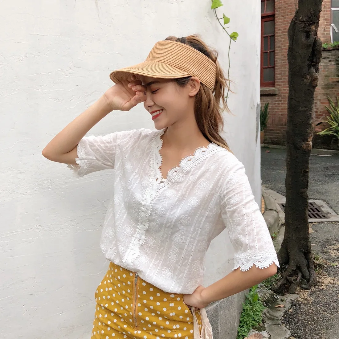 2019 Spring Summer Lace Shirts Women Fashion V Neck Half Sleeve Hollow Out Floral Blouses Female Casual White Blusa Tops
2019 Spring Summer Lace Shirts Women Fashion V Neck Half Sleeve Hollow Out Floral Blouses Female Casual White Blusa Tops
