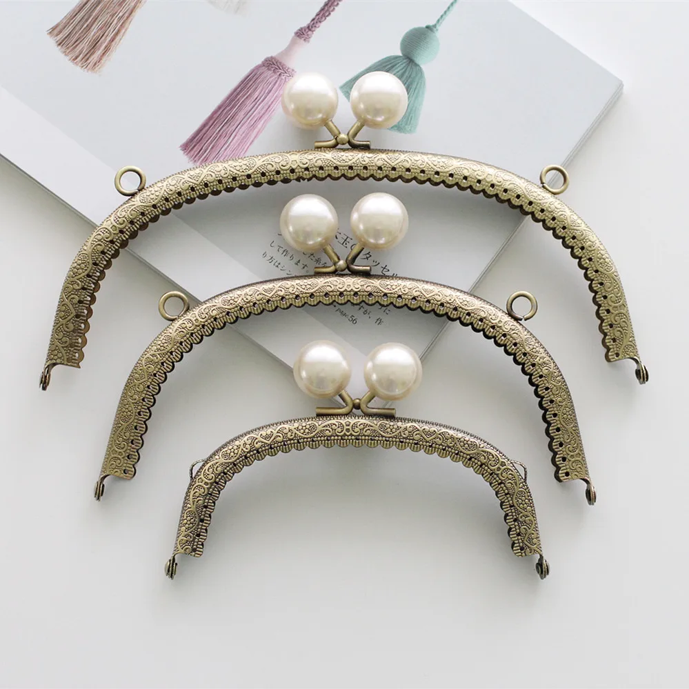 Mini lovely Bronze arc-shaped 12.5/205mm Thick Large White bead Metal-opening Bags,Metal Purse frame Kiss Clasp 5piece/lot KJ003
Mini lovely Bronze arc-shaped 12.5/205mm Thick Large White bead Metal-opening Bags,Metal Purse frame Kiss Clasp 5piece/lot KJ003