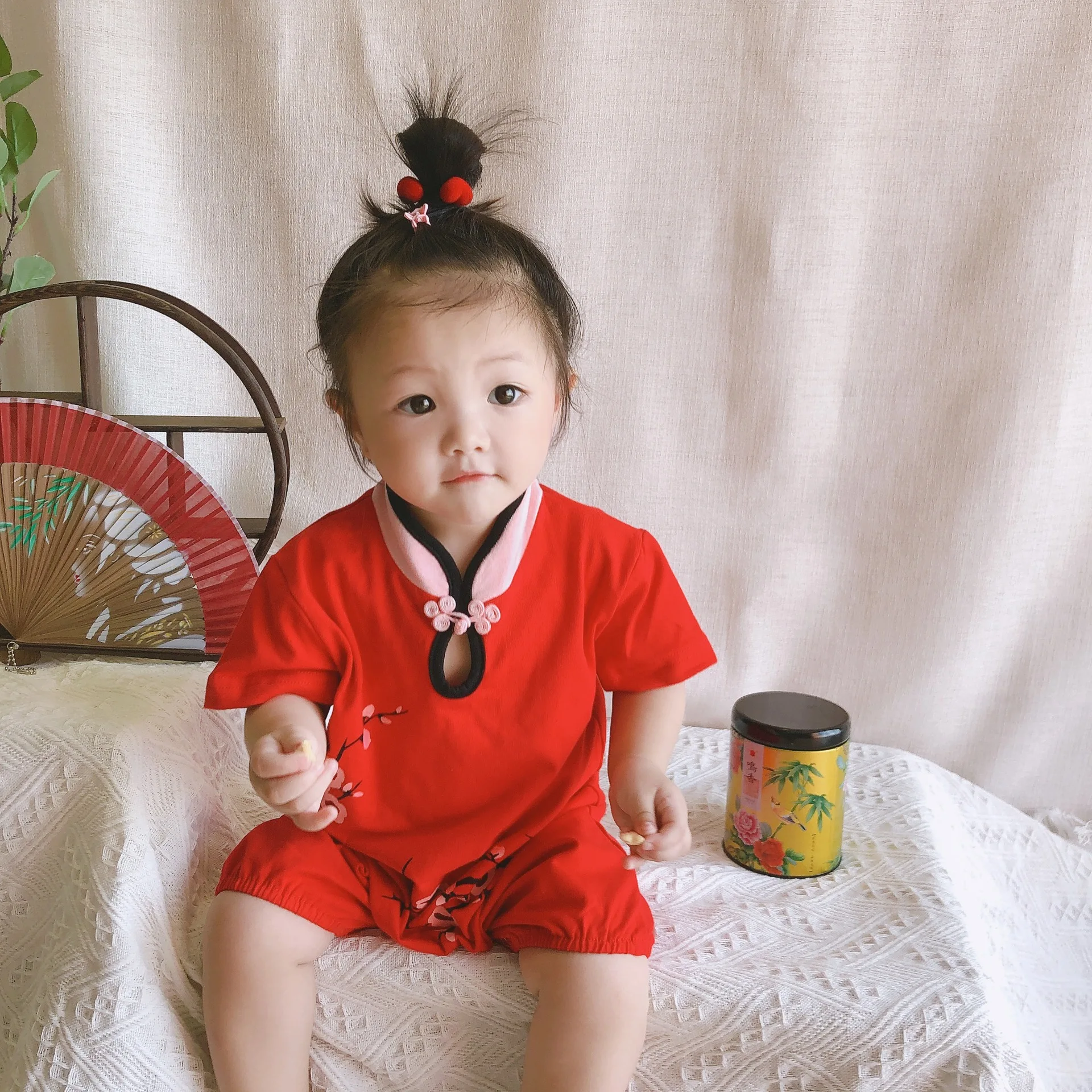 Cotton Romper children's clothes new baby's Girls body suit short sleeve Chinese style high-collar tang suit
Cotton Romper children's clothes new baby's Girls body suit short sleeve Chinese style high-collar tang suit