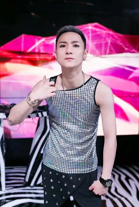 Hip-hop performance singer nightclub male jazz dance modern dance short sequins laser flash vest Men Sta
Hip-hop performance singer nightclub male jazz dance modern dance short sequins laser flash vest Men Sta