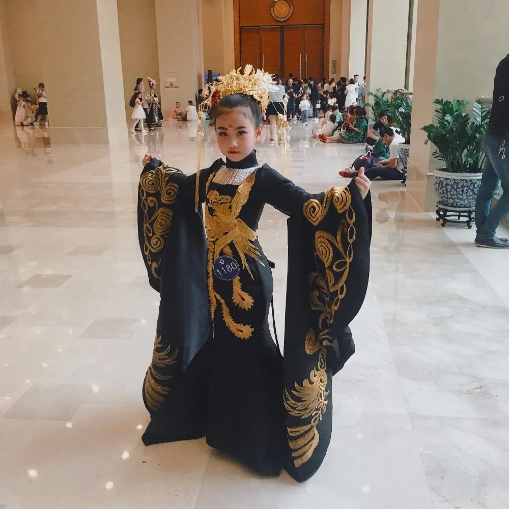 Luxury Black Wedding Dress Gold Phoenix Embroidery Traditional Evening Gown Plus Size Fashion Show Women Cheongsam Tailing
Luxury Black Wedding Dress Gold Phoenix Embroidery Traditional Evening Gown Plus Size Fashion Show Women Cheongsam Tailing