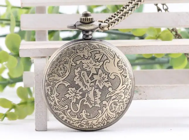 Vintage Bronze Pendant Quartz Monster Clock Good quality Men And Woman Necklace pocket watches Gift Watches
Vintage Bronze Pendant Quartz Monster Clock Good quality Men And Woman Necklace pocket watches Gift Watches