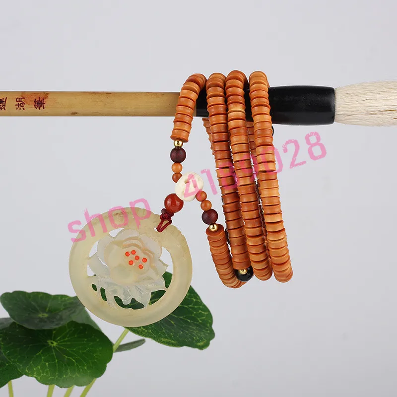 Natural olive carving, short piled slub, olive hand chain, natural material craft accessories.
Natural olive carving, short piled slub, olive hand chain, natural material craft accessories.