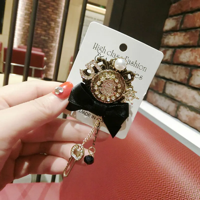 Luxury Charm Bow 5 Brooches Pins For Women Fringe Pearl key pendant Rhinestones Letter 5 brooch
Luxury Charm Bow 5 Brooches Pins For Women Fringe Pearl key pendant Rhinestones Letter 5 brooch