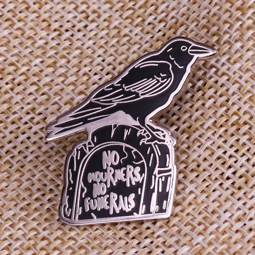 Эмалевый значок "Six of Crows No Mourners No Funerals"
Эмалевый значок "Six of Crows No Mourners No Funerals"