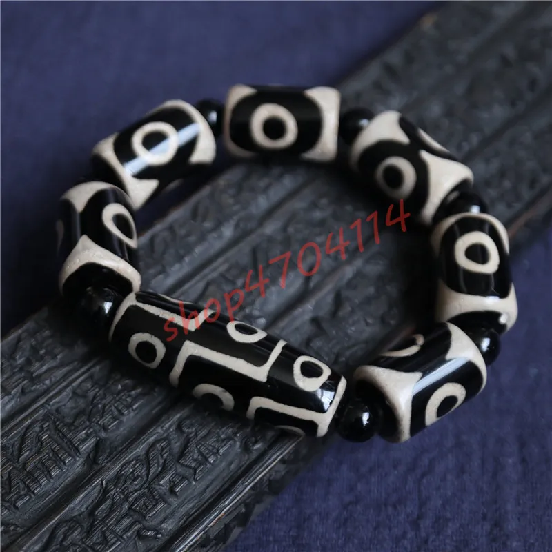 100% genuine natural agate chalcedony, black and white nine eyes three eyes pearl hand string, pendant, exquisite handicraft
100% genuine natural agate chalcedony, black and white nine eyes three eyes pearl hand string, pendant, exquisite handicraft