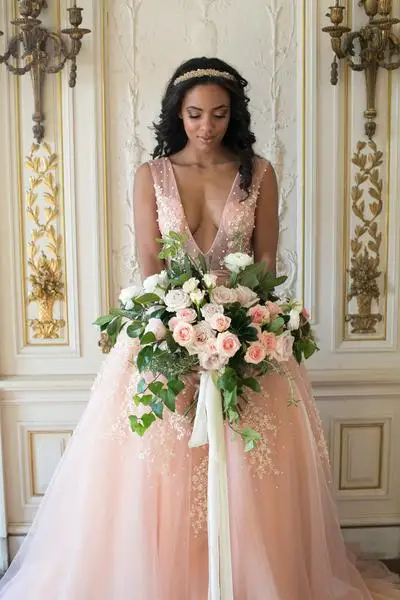 2017 New Arrival Sexy Deep V Neck Wedding Dress Sleeveless A Line Crystal Applique Tulle Bridal Gowns Vestido De Noiva for Bride
2017 New Arrival Sexy Deep V Neck Wedding Dress Sleeveless A Line Crystal Applique Tulle Bridal Gowns Vestido De Noiva for Bride