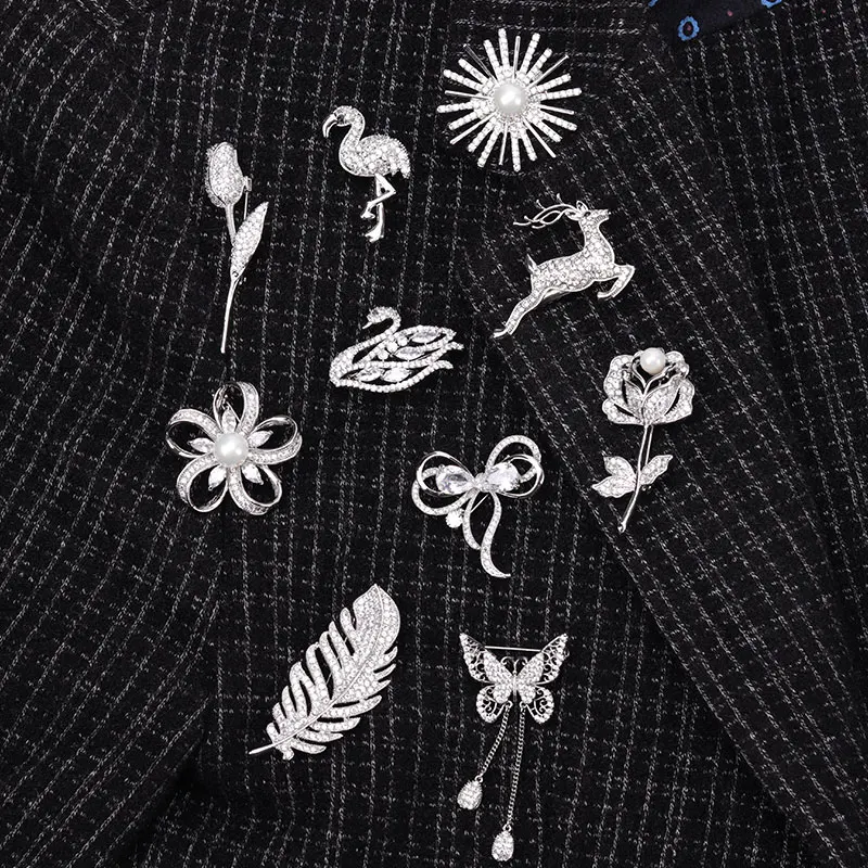 Bride wedding brooch leaves flowers inlaid zircon imitation pearl brooch high-end brooch simple fashion pin women's scarf buckle
Bride wedding brooch leaves flowers inlaid zircon imitation pearl brooch high-end brooch simple fashion pin women's scarf buckle