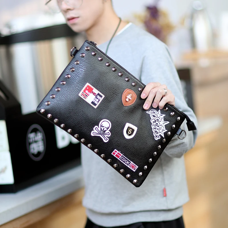 New 2021 Men's Skull Bags Rivets Envelope Handbag for boys Large-capacity Shoulder Bag Free Shipping
New 2021 Men's Skull Bags Rivets Envelope Handbag for boys Large-capacity Shoulder Bag Free Shipping