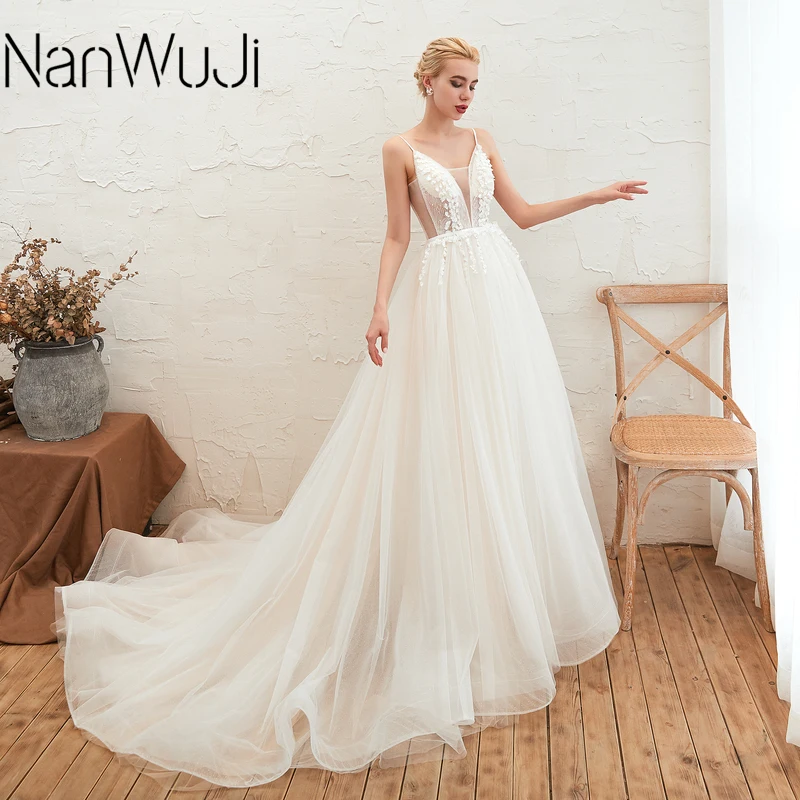 V Neck Tulle Wedding Dresses Applique Open Back Sleeveless A Line Floor Length Sweep Train Bridal Dress Vestido De Noiva 
V Neck Tulle Wedding Dresses Applique Open Back Sleeveless A Line Floor Length Sweep Train Bridal Dress Vestido De Noiva