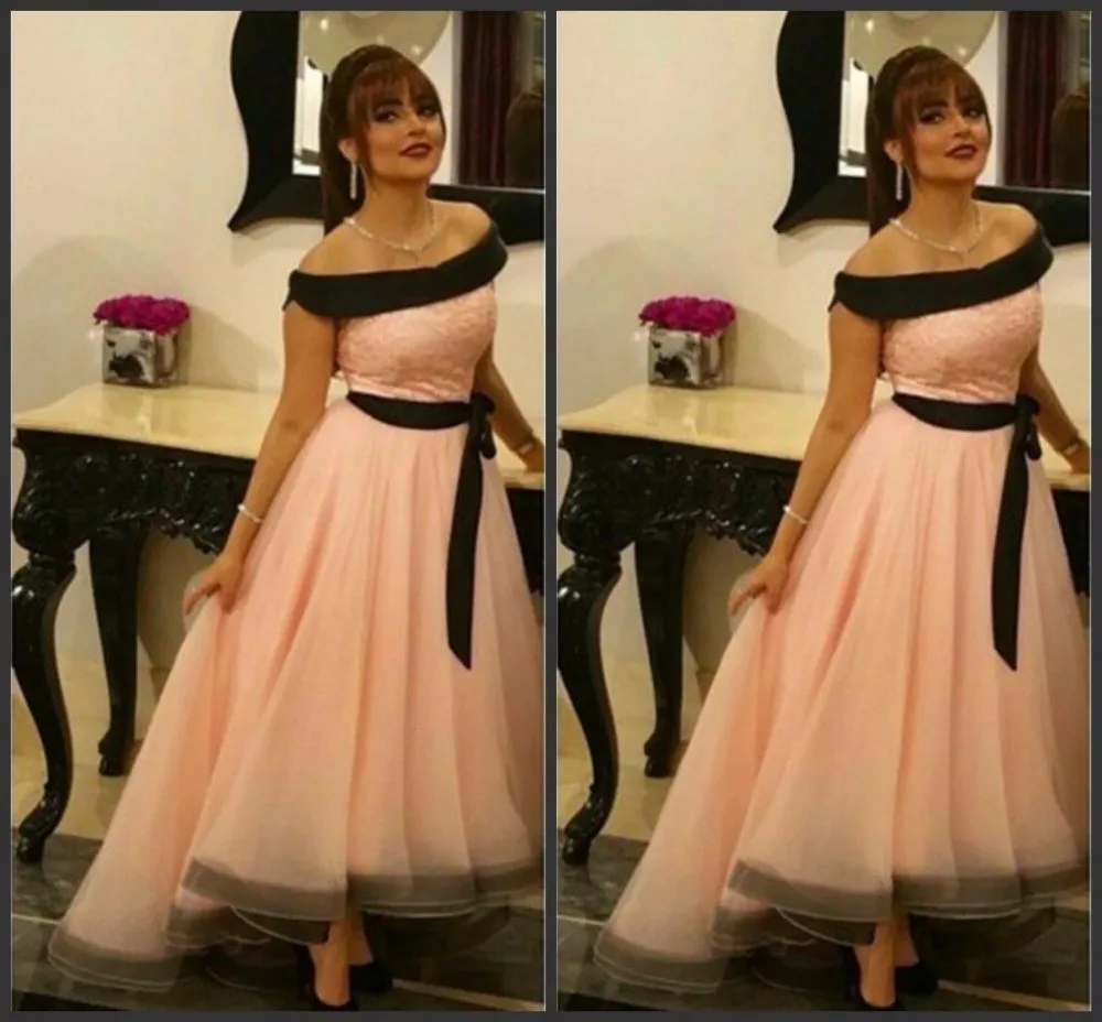 2019 Vintage Boat Neck Arabic Evening Dresses Off The Shoulder Lace Ankle Length Muslim Evening Gowns with Black Sashes
2019 Vintage Boat Neck Arabic Evening Dresses Off The Shoulder Lace Ankle Length Muslim Evening Gowns with Black Sashes
