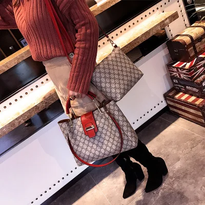 New classic single shoulder diagonal handbag, large-capacity fashion mother bag two-piece
New classic single shoulder diagonal handbag, large-capacity fashion mother bag two-piece