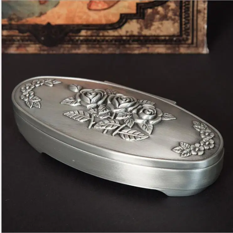 European oval metal jewelry box makeup storage metal tin box vintage metal jewelry display cotton holder cotton dispenser Z166
European oval metal jewelry box makeup storage metal tin box vintage metal jewelry display cotton holder cotton dispenser Z166