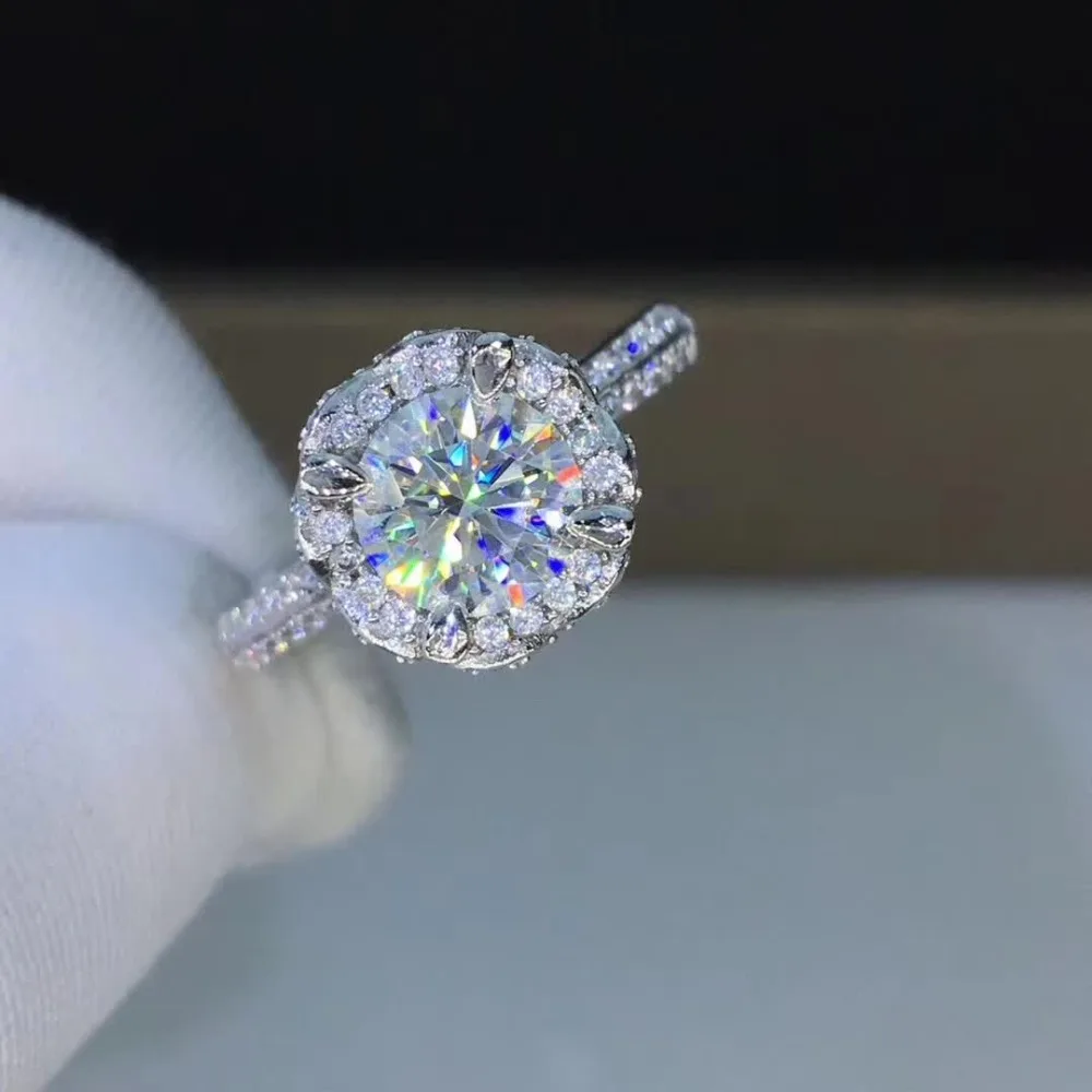 1ct Carat Moissanite Luxurious Crown Wedding Rings Women 925 Sterling Silver Platinum Plated Female Rings D Color VVS1 CLARITY
1ct Carat Moissanite Luxurious Crown Wedding Rings Women 925 Sterling Silver Platinum Plated Female Rings D Color VVS1 CLARITY