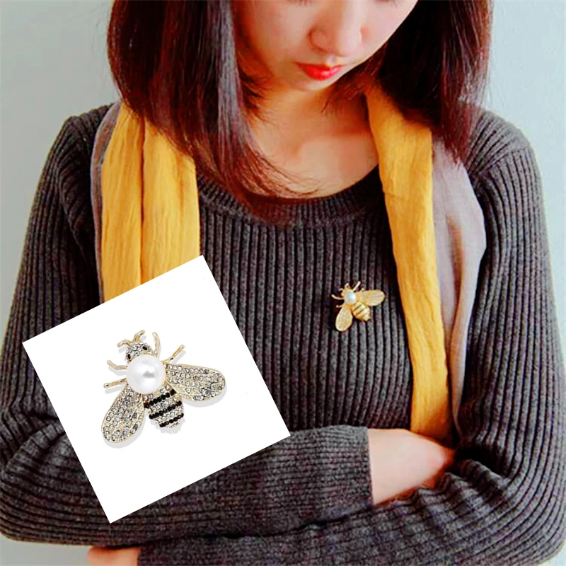 Fashion lady metal inlaid crystal little bee modeling personality brooch collar pin silk scarf buckle.Suitable for parties.
Fashion lady metal inlaid crystal little bee modeling personality brooch collar pin silk scarf buckle.Suitable for parties.