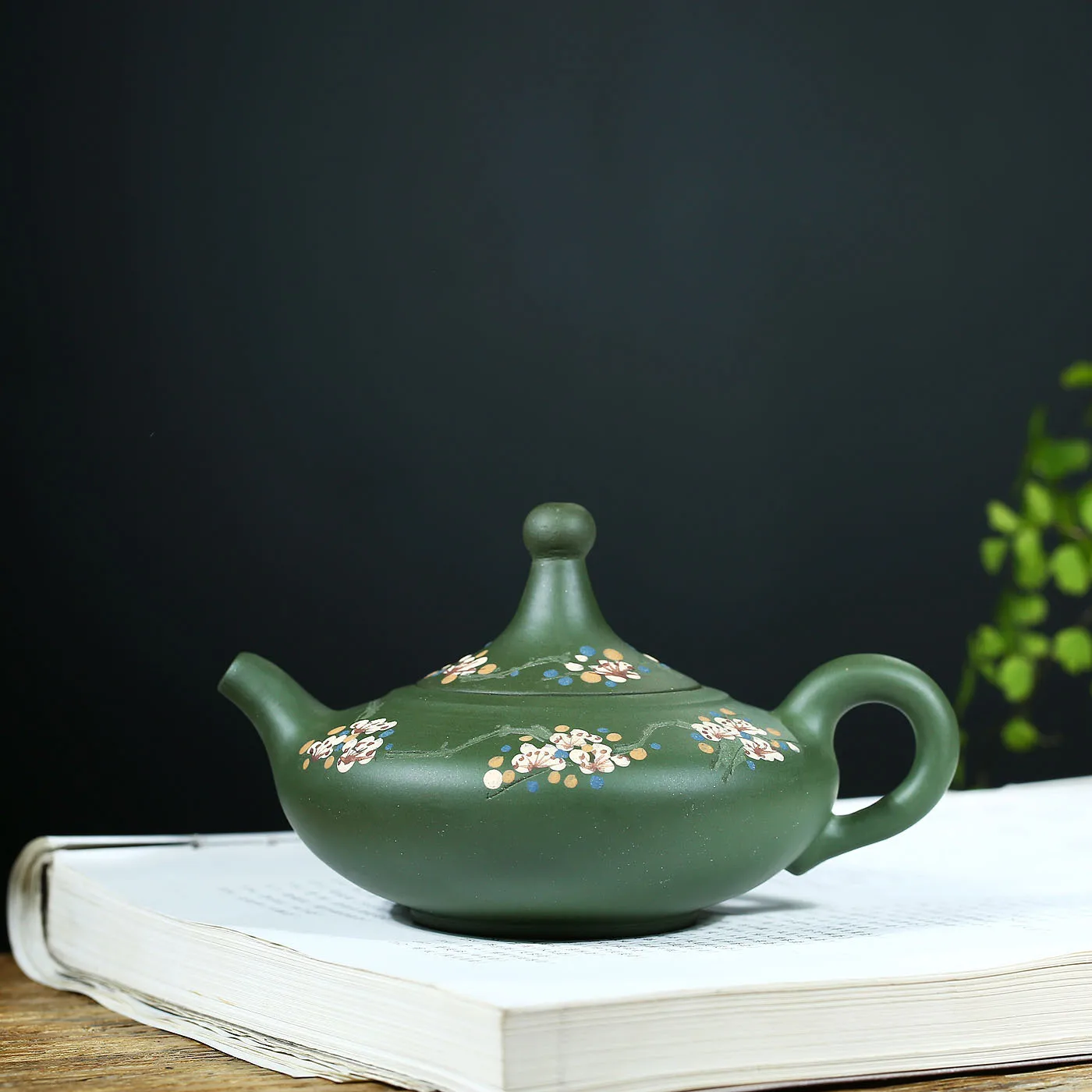 Yixing Dark-red Enameled Pottery Teapot Raw Ore Green Mud Teapot Fan Peng Xuan Good Luck Pledge Yixing Direct Selling Wholesale
Yixing Dark-red Enameled Pottery Teapot Raw Ore Green Mud Teapot Fan Peng Xuan Good Luck Pledge Yixing Direct Selling Wholesale