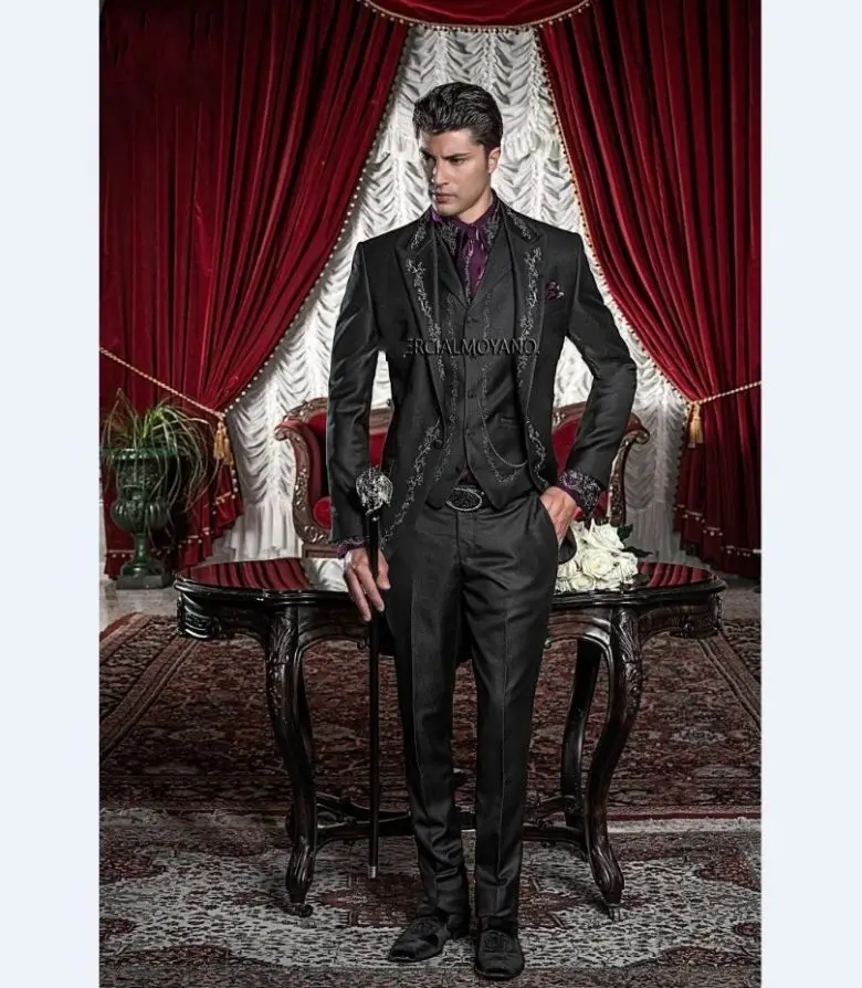 High Quality Mens Suits Embroidery Groom Tuxedos Groomsmen Wedding Party Dinner Best Man Suits Blazer (Jacket+Pants+Vest) NO:319
High Quality Mens Suits Embroidery Groom Tuxedos Groomsmen Wedding Party Dinner Best Man Suits Blazer (Jacket+Pants+Vest) NO:319