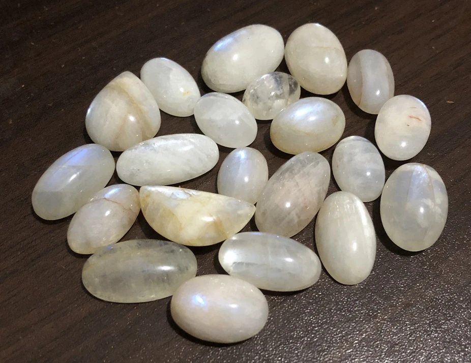 Natural Moonstone Irregular Size Pendant Beads Loose Gem Stone Cabochon For jewelry making Mixed 5pcs/lot 10-20mm in Size
Natural Moonstone Irregular Size Pendant Beads Loose Gem Stone Cabochon For jewelry making Mixed 5pcs/lot 10-20mm in Size