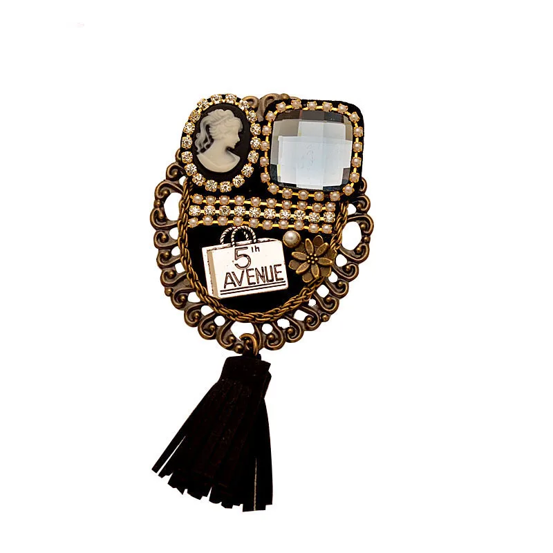 New vintage female brooch high quality Female Brand Jewelry Queen Leather Tassel Brooches Rhinestone For Women Christmas Gift
New vintage female brooch high quality Female Brand Jewelry Queen Leather Tassel Brooches Rhinestone For Women Christmas Gift