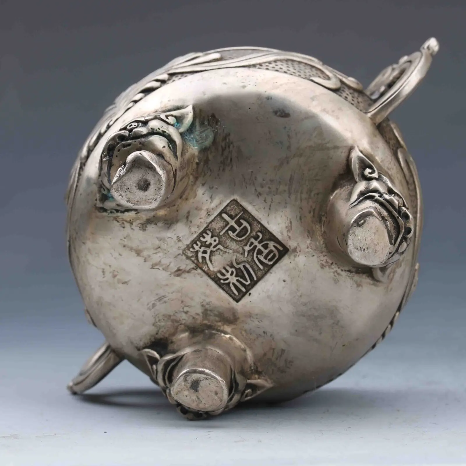Collectible Decorated Chinese Tibet Silver Hand-Carved Animal Incense Burner & Dragon Head Lid Censer Three Legged Tripod Statue
Collectible Decorated Chinese Tibet Silver Hand-Carved Animal Incense Burner & Dragon Head Lid Censer Three Legged Tripod Statue