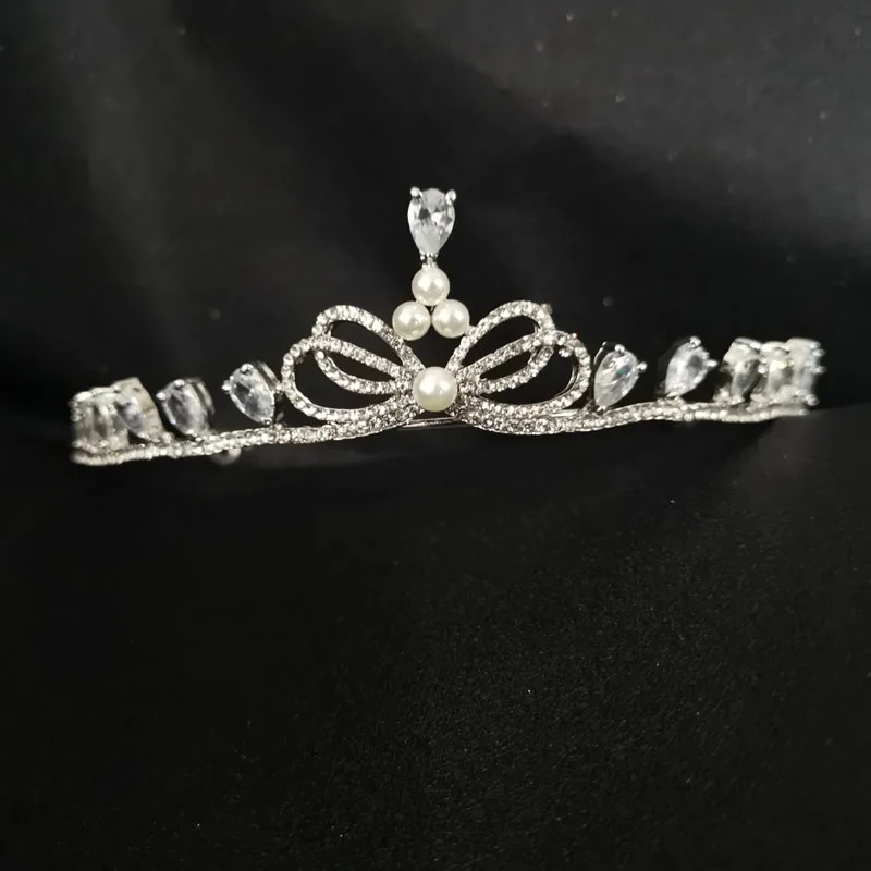 SLBRIDAL Alloy Crystal Rhinestone Pearls Cubic Zirconia Wedding Tiara Bridal Queen Princess Pageant Party CZ Crown Women Jewelry
SLBRIDAL Alloy Crystal Rhinestone Pearls Cubic Zirconia Wedding Tiara Bridal Queen Princess Pageant Party CZ Crown Women Jewelry