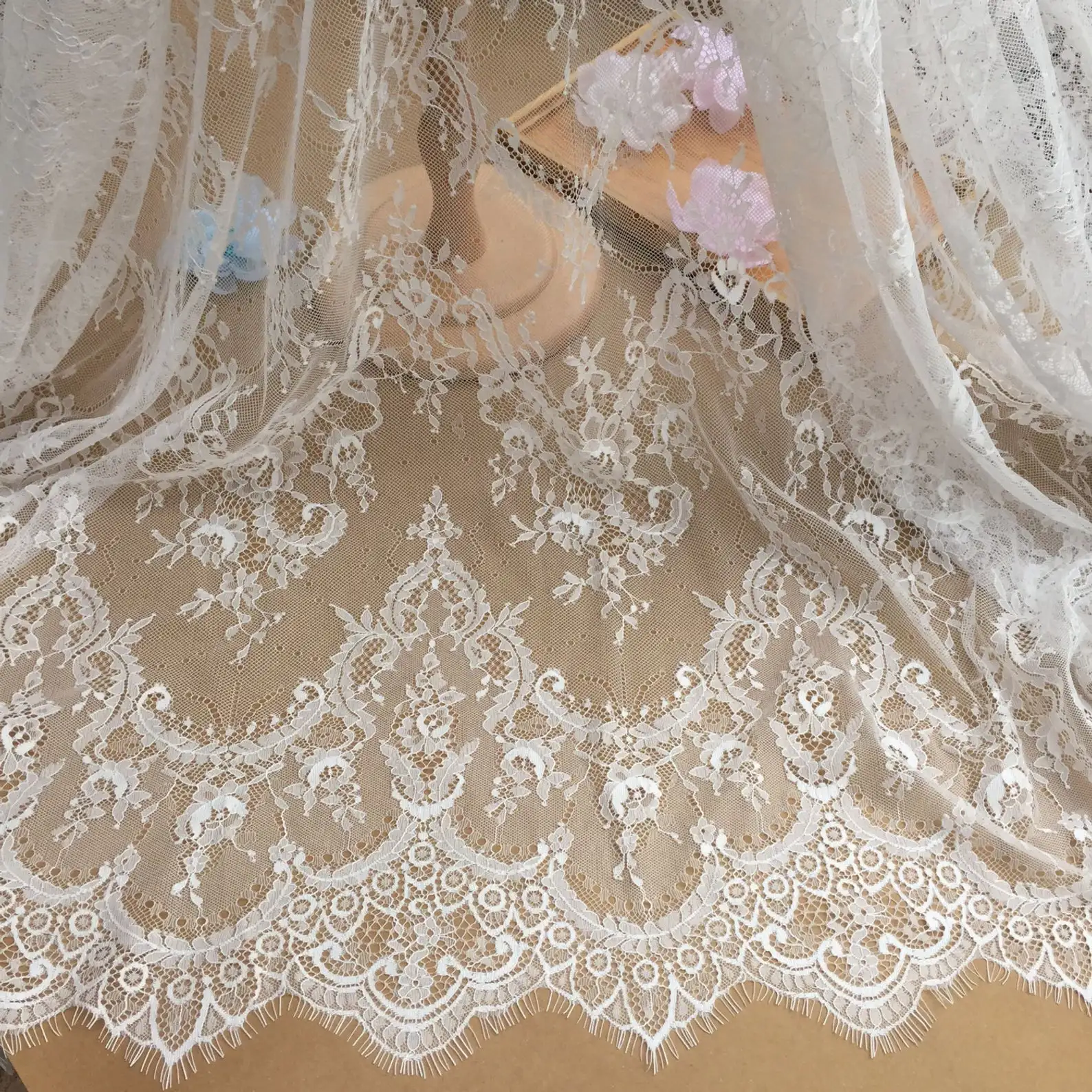 3M / Lot French Eyelash Chantilly Lace Fabric 150cm Off White Exquisite Lace Embroidery Clothes Wedding Dress Accessories
3M / Lot French Eyelash Chantilly Lace Fabric 150cm Off White Exquisite Lace Embroidery Clothes Wedding Dress Accessories