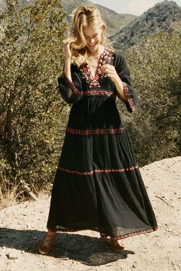 2018 women's spring long maxi dress V-collar Embroidery Flower Bohemian flare sleeve holiday dress retro elegant black dress
2018 women's spring long maxi dress V-collar Embroidery Flower Bohemian flare sleeve holiday dress retro elegant black dress