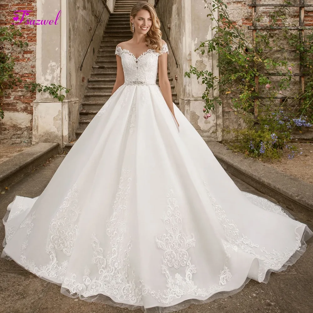 Fsuzwel New Design Appliques Chapel Train A-Line Wedding Dress 2023 Luxury Crystal Beaded Scoop Neck Bride Gown Vestido de Noiva
Fsuzwel New Design Appliques Chapel Train A-Line Wedding Dress 2023 Luxury Crystal Beaded Scoop Neck Bride Gown Vestido de Noiva