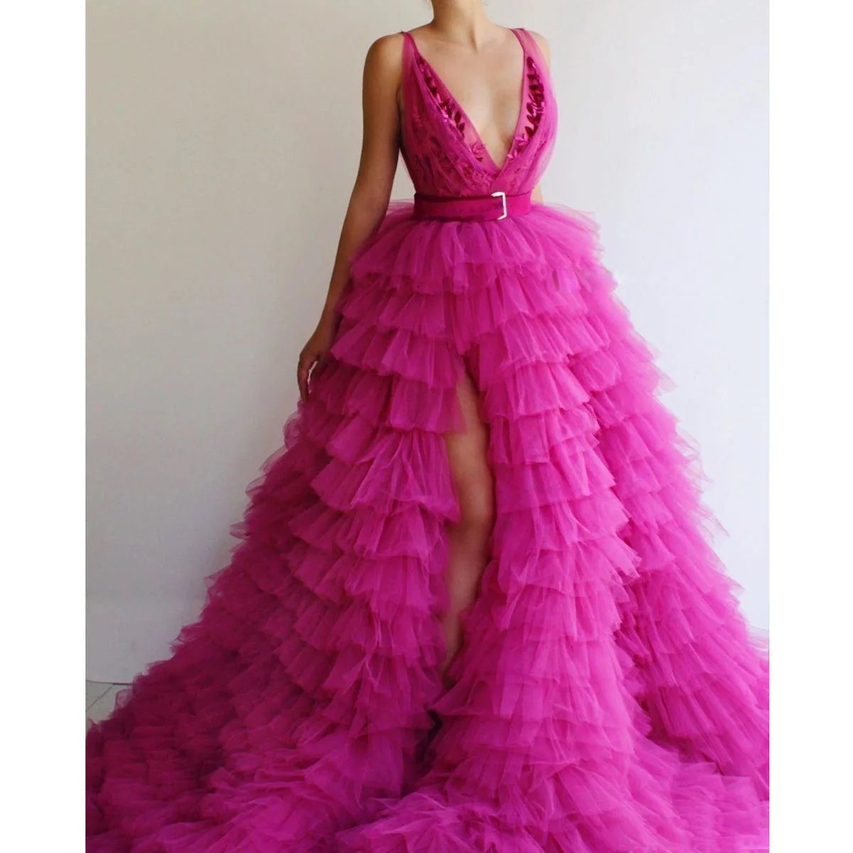 Fuchsia Tiered Prom Gowns Formal Dresses With Deep V Neck Ruffles Tulle Red Carpet Celebrity Evening Party Dress Sexy Side Split
Fuchsia Tiered Prom Gowns Formal Dresses With Deep V Neck Ruffles Tulle Red Carpet Celebrity Evening Party Dress Sexy Side Split