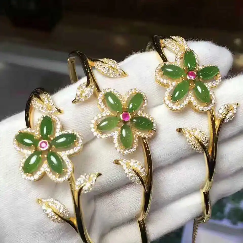 Female elegant luxury style a flower style bracelet charm woman worth having
Female elegant luxury style a flower style bracelet charm woman worth having