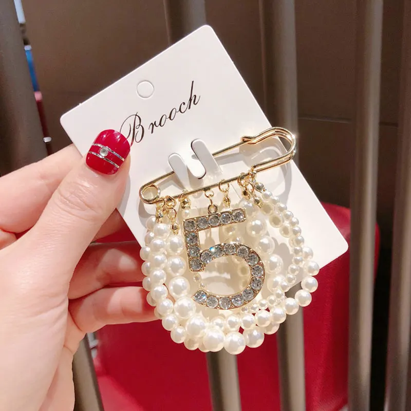 Luxury Pearl String 5 Pin Brooch Crystal Full Rhinestone Pins Brooches Fashion Dress Pin Party Wedding Gift Woman
Luxury Pearl String 5 Pin Brooch Crystal Full Rhinestone Pins Brooches Fashion Dress Pin Party Wedding Gift Woman
