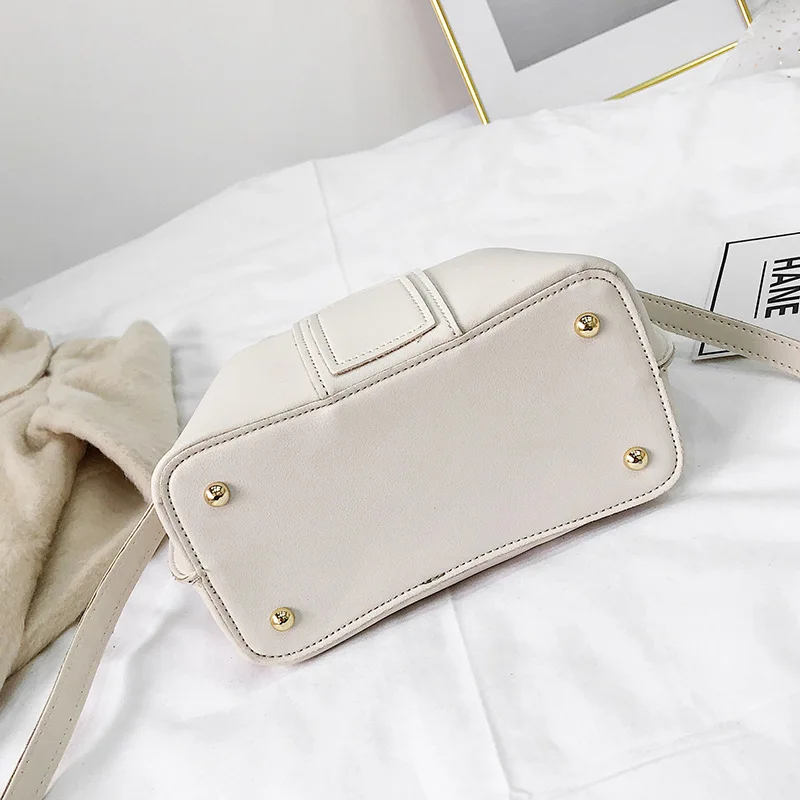 Crossbody Single Shoulder Bag Women PU Bucket Bag with Golden Chain Strap Best Sale-WT
Crossbody Single Shoulder Bag Women PU Bucket Bag with Golden Chain Strap Best Sale-WT