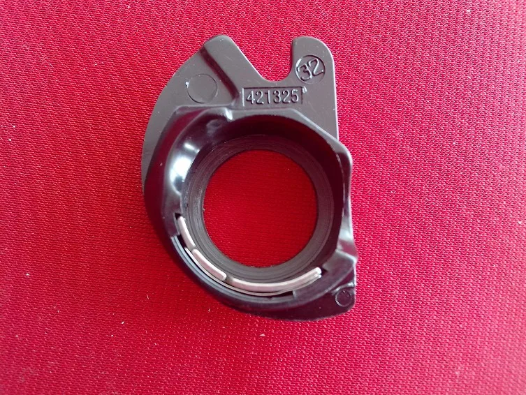 MADE IN JAPAN SINGER HOME SEWING MACHINE BOBBIN CASE #421326 Plastic bobbin case for all Singer Apollo hook machines .
MADE IN JAPAN SINGER HOME SEWING MACHINE BOBBIN CASE #421326 Plastic bobbin case for all Singer Apollo hook machines .