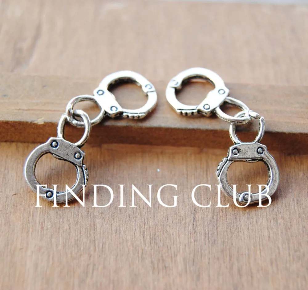 20 pcs Style Freedom Handcuff Charms Soldered Together 3D Metal Bracelet Necklace Jewelry Findings A123/A124
20 pcs Style Freedom Handcuff Charms Soldered Together 3D Metal Bracelet Necklace Jewelry Findings A123/A124