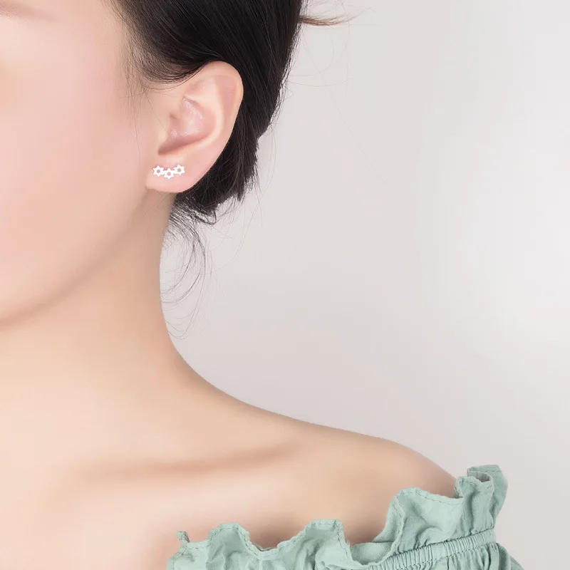 FENGLI Simple Silver Color Women Stud Earrings Three Star Hollow Jewelry for Children Cute Earring Fashion Brincos
FENGLI Simple Silver Color Women Stud Earrings Three Star Hollow Jewelry for Children Cute Earring Fashion Brincos