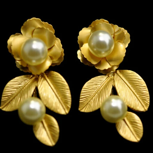New Elegant Baroque Style Office Lady Gold Metal Leaves Pearl Stud Earrings for Women Jewelry Gifts
New Elegant Baroque Style Office Lady Gold Metal Leaves Pearl Stud Earrings for Women Jewelry Gifts
