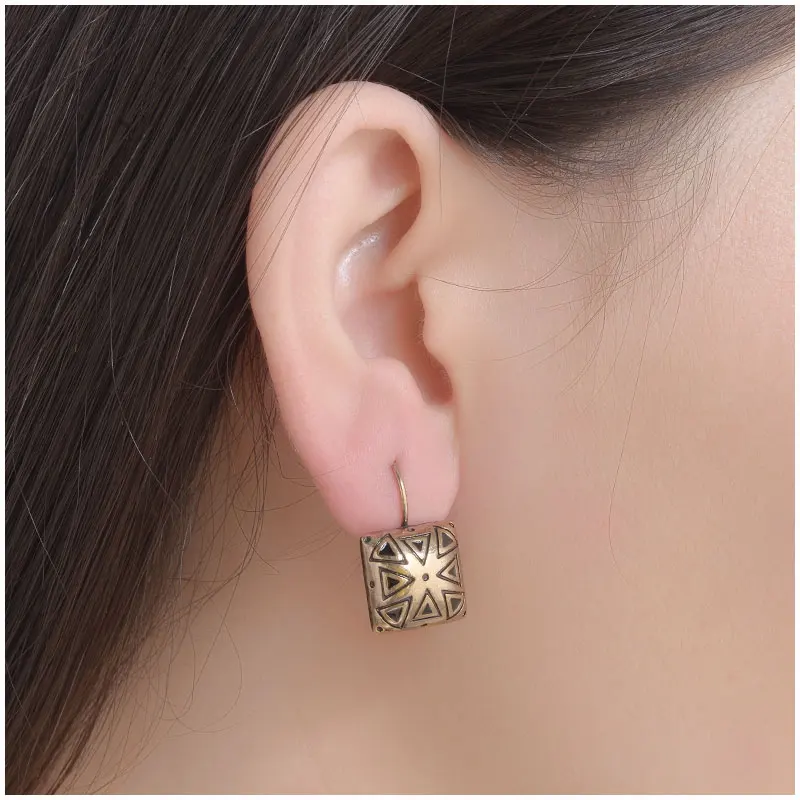 Vintage Blue Black Enameling Charms Square Clip on Stud Earrings for Women Girl 2 Colors Ethnic Jewelry
Vintage Blue Black Enameling Charms Square Clip on Stud Earrings for Women Girl 2 Colors Ethnic Jewelry