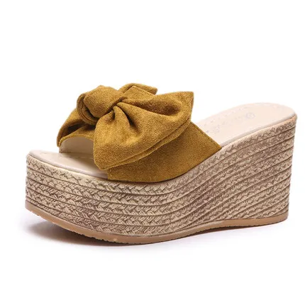 Summer new fashion bow muffin bottom slippers wild shallow Korean version of the slope with anti-slip sandals and slippers.
Summer new fashion bow muffin bottom slippers wild shallow Korean version of the slope with anti-slip sandals and slippers.