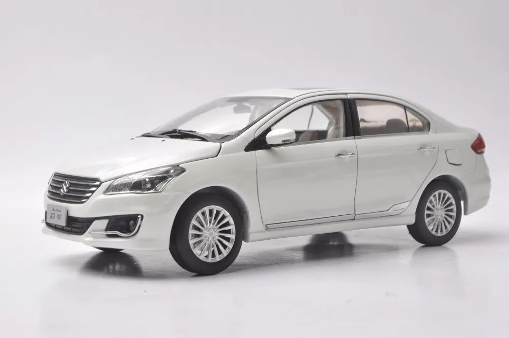 Модель литая под давлением для Suzuki Alivio Ciaz в масштабе 1:18 белый седан игрушечный