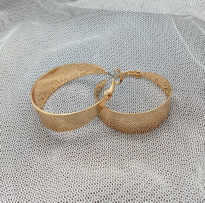 Женские серьги кольца золотого цвета круглые из сплава с блестящей поверхностью