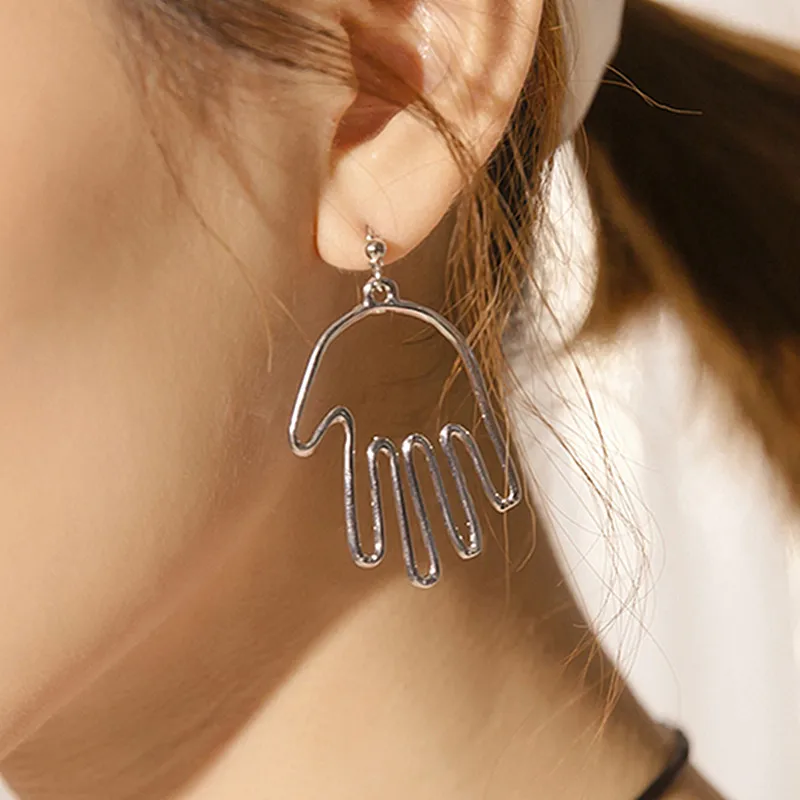 Hollow Palm Small Drop Earrings for Women Unusual Hanging Earrings pendientes mujer Unique Design Fashion Earrings oorbellen
Hollow Palm Small Drop Earrings for Women Unusual Hanging Earrings pendientes mujer Unique Design Fashion Earrings oorbellen