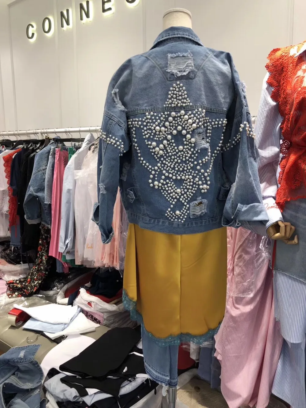 Wholesale Diamond beading Denim jackets female fashion Personality hand made frayed hole denim outerwear wq1689 factory outlets
Wholesale Diamond beading Denim jackets female fashion Personality hand made frayed hole denim outerwear wq1689 factory outlets