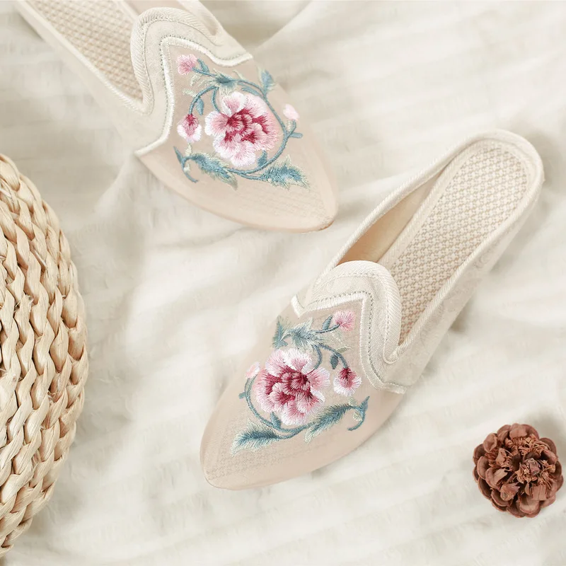 slippers pumps women shoes basic mules sandals Paeonia Chinese style embroidery pointed ladies bridal shoes zapatos de mujer
slippers pumps women shoes basic mules sandals Paeonia Chinese style embroidery pointed ladies bridal shoes zapatos de mujer